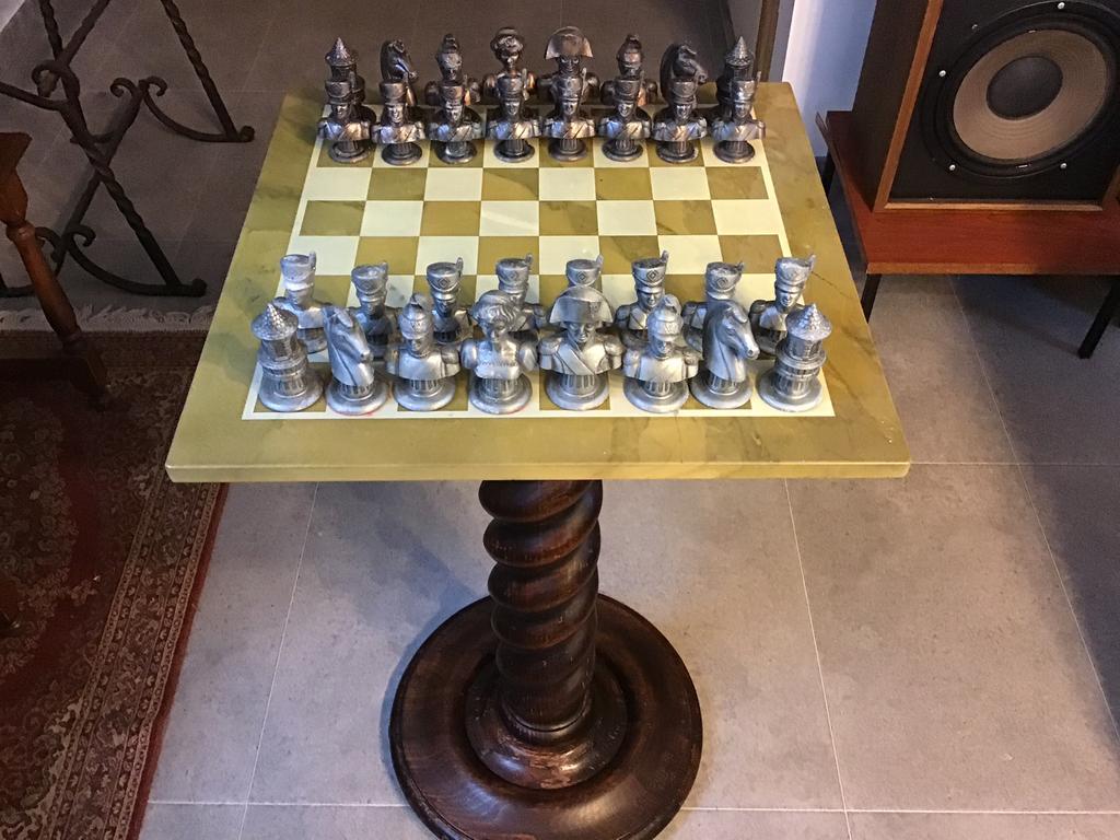 Prachtige antieke schaaktafel met metalen stukken Napoleon., Ophalen of Verzenden, Zo goed als nieuw