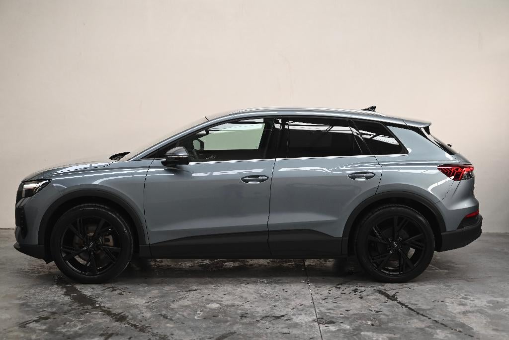 Audi Q4 Etron 45e Attraction 8000km 2024, Auto's, Audi, Zwart, Parkeersensor, SUV of Terreinwagen, Zilver of Grijs