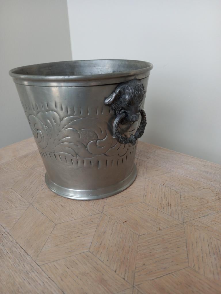 Seau à champagne en étain, Enlèvement