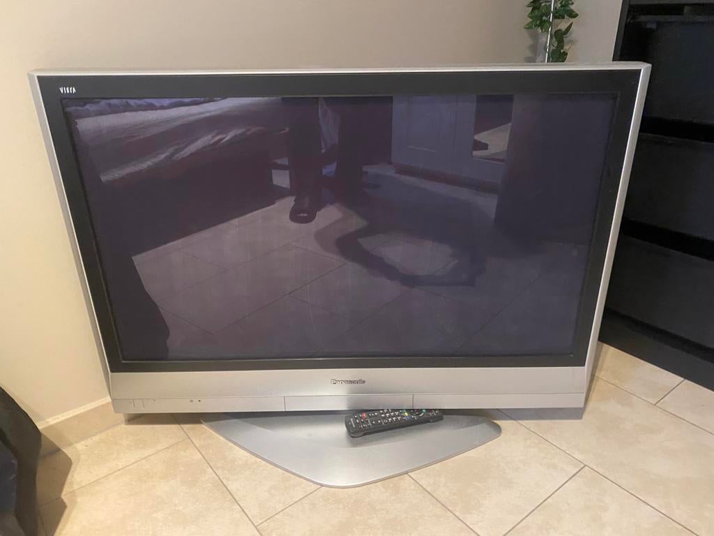 Television Panasonic grise sur pied, Ophalen, Gebruikt, Panasonic