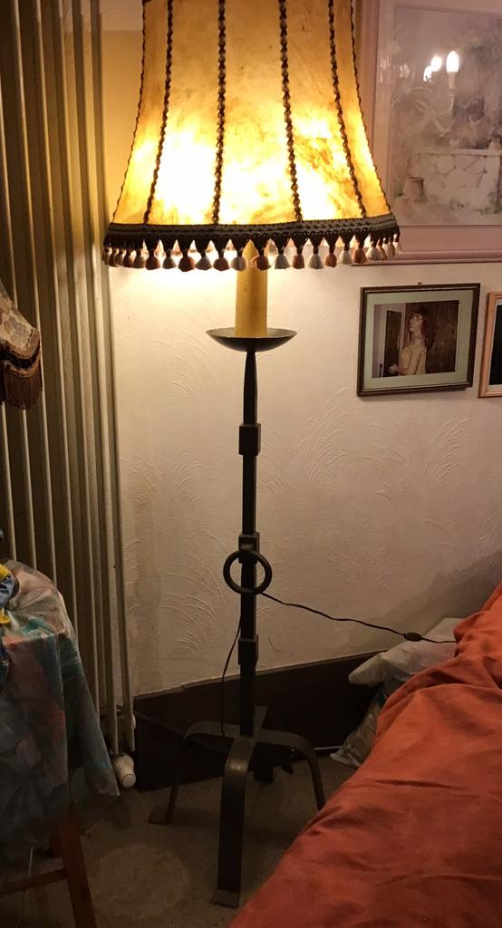 Lampadaire sur pied en fer forgé et cape en peau, Enlèvement, Comme neuf