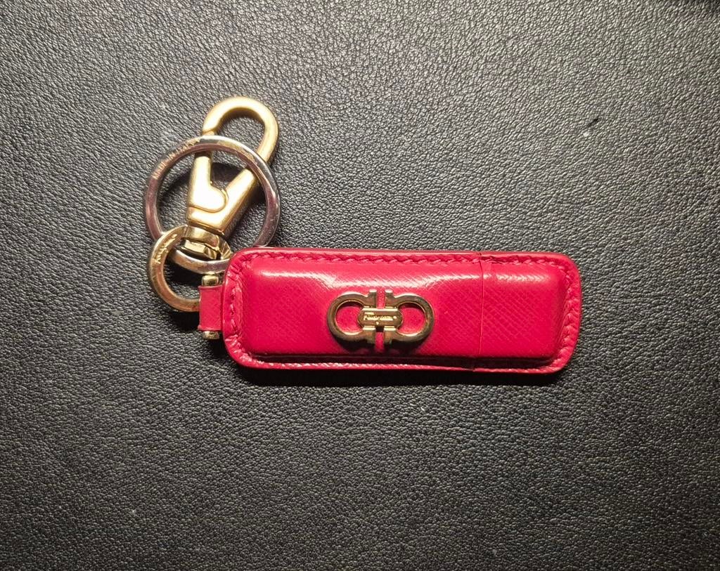 Salvatore Ferragamo sleutelhanger en USB-stick, Ophalen, Gebruikt