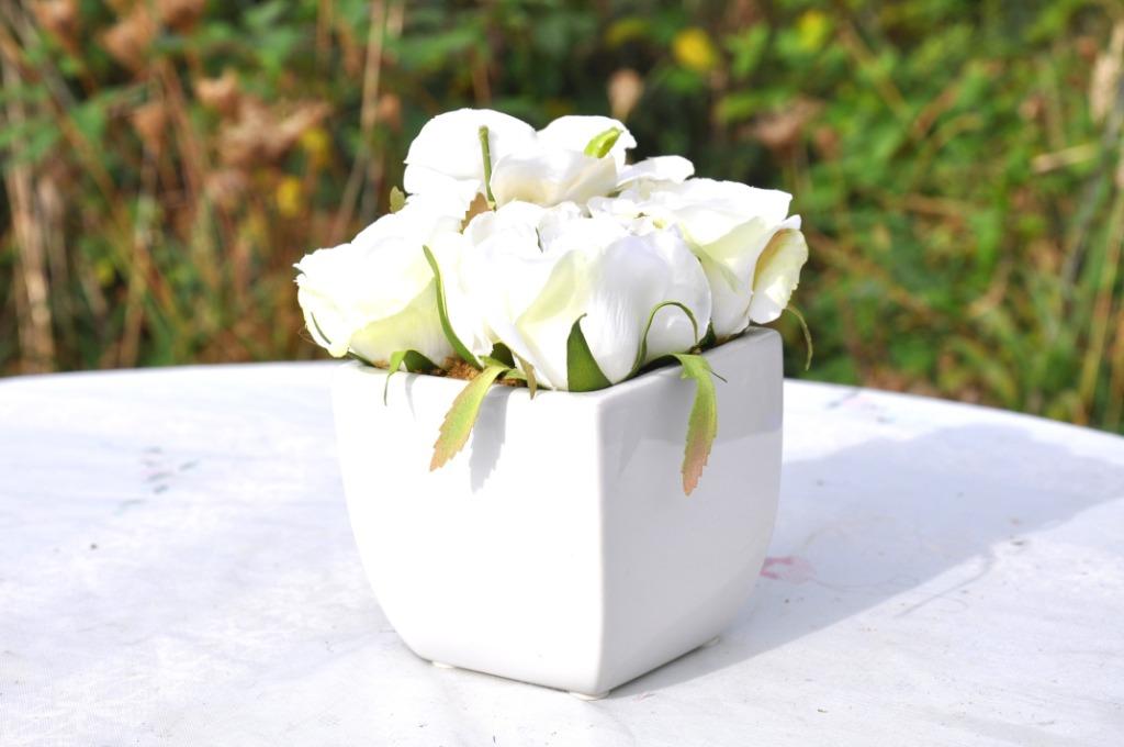 cache pot blanc carré avec fleur en soie, Jardin & Terrasse, Enlèvement ou Envoi, Comme neuf, Carré, Intérieur