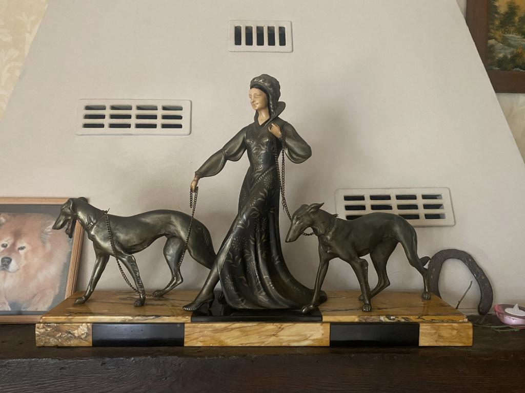 Sculpture R. Scali – La Dame aux Chiens, Antiquités & Art, Enlèvement