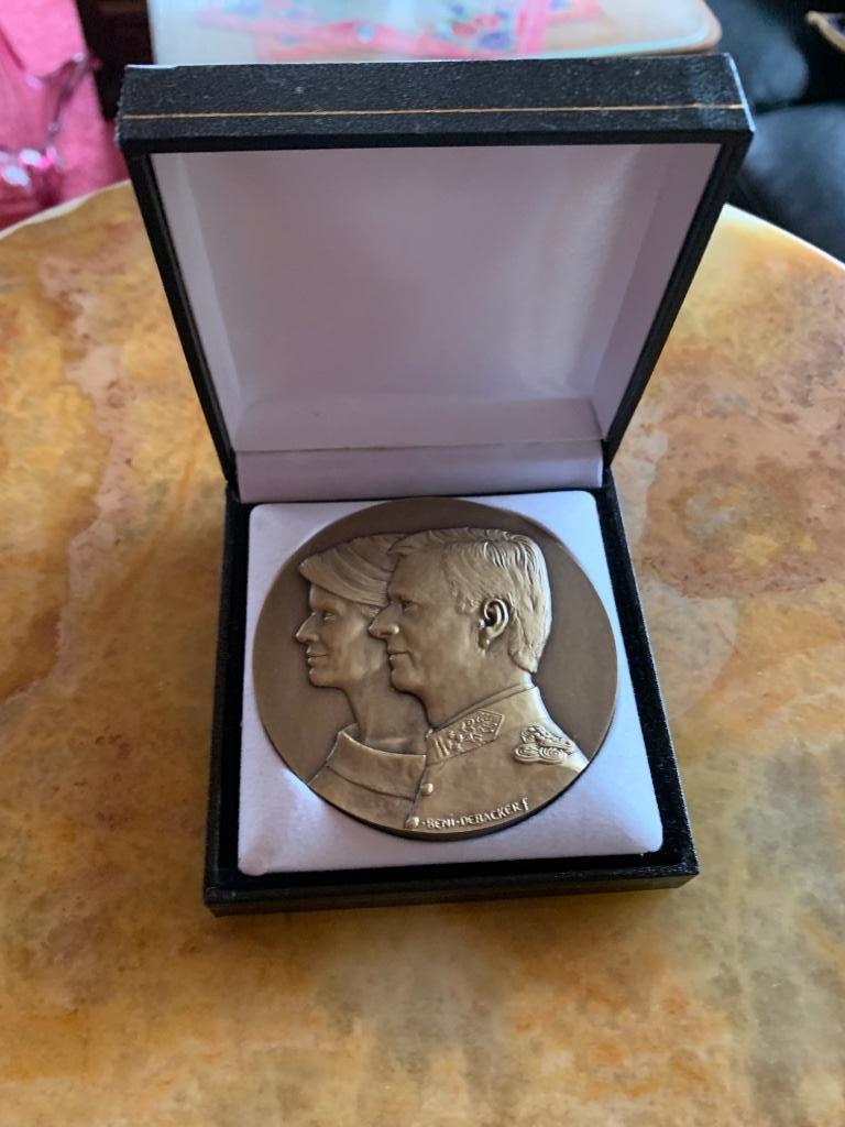 bonzen medaille Koning Filip Koningin Mathilde, Postzegels en Munten, Ophalen, Brons