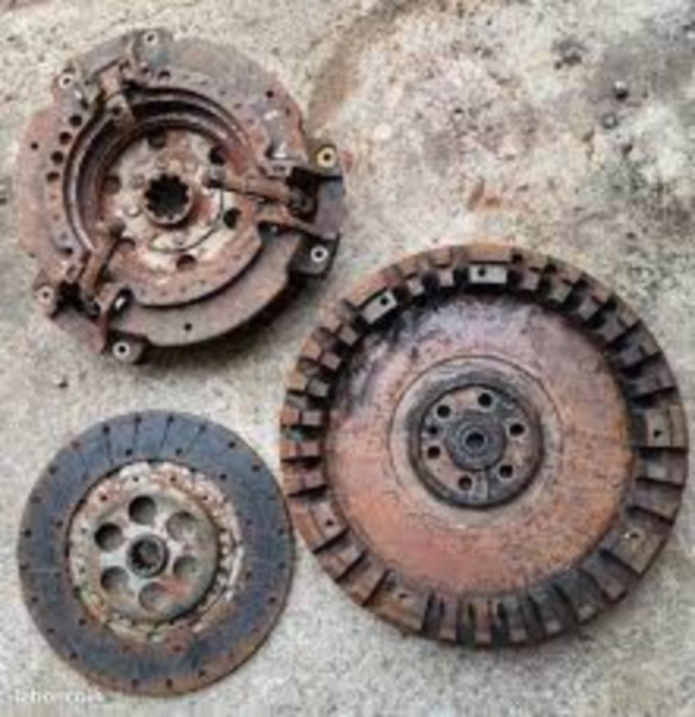 Cherche volant moteur Perkins A3.152 massey Ferguson MF, Articles professionnels, Enlèvement