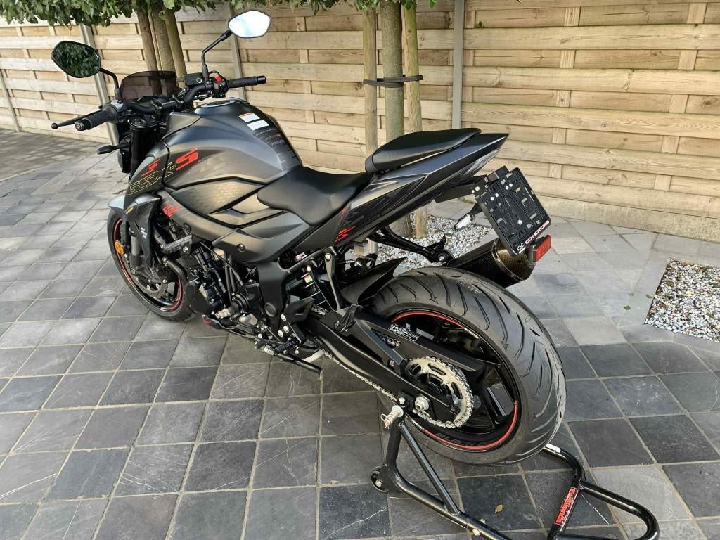 suzuki gsx-s 750 **black edition**8300km**akrapovic**, Motoren, 4 cilinders, Motorrijbewijs A, Bedrijf, 749 cc