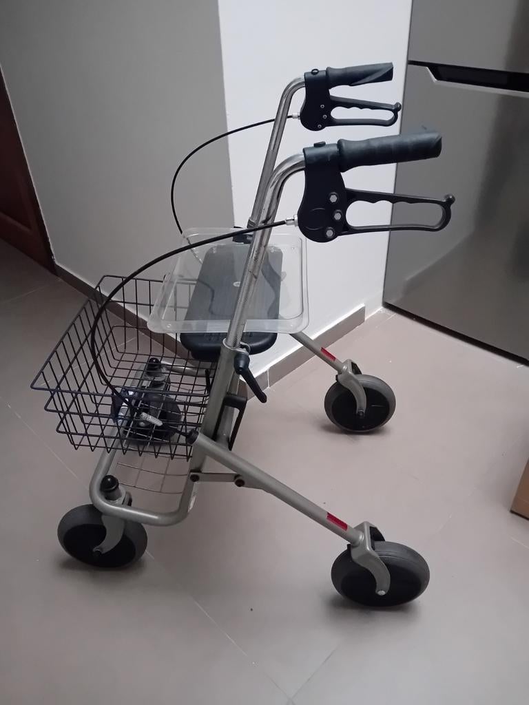 Rollator 4 roues pliant. Equipé d'un panier amovible de tran, Enlèvement