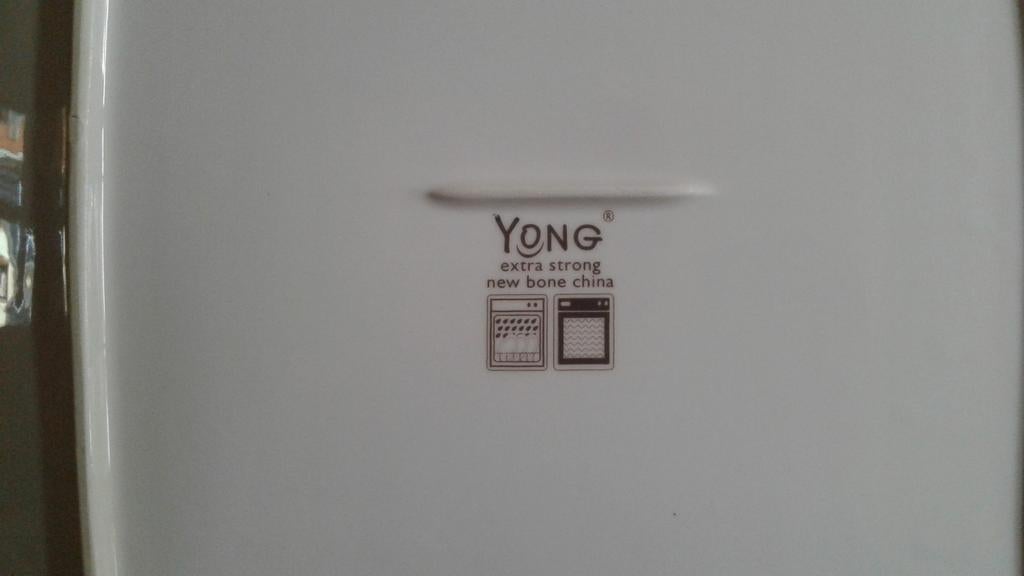 ASSIETTES MARQUE YONG convient pour lave vaisselle et four., Maison & Meubles, Enlèvement, Comme neuf, Céramique, Assiettes(s)