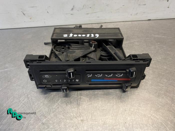 Panneau de commandes chauffage d'un Nissan Terrano (Terrano, Autos : Pièces & Accessoires, -, 3 mois de garantie, Utilisé, -