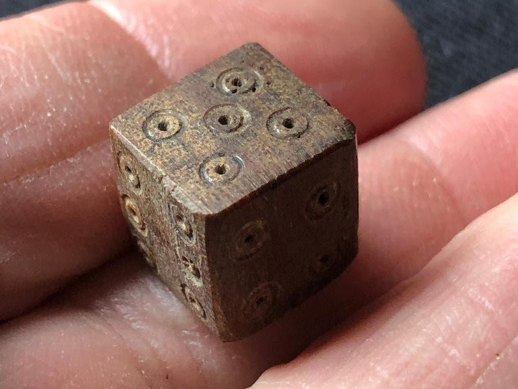 Bodemvondst Romeinse DOBBELSTEEN van BOT sterk geconserveerd, Ophalen of Verzenden