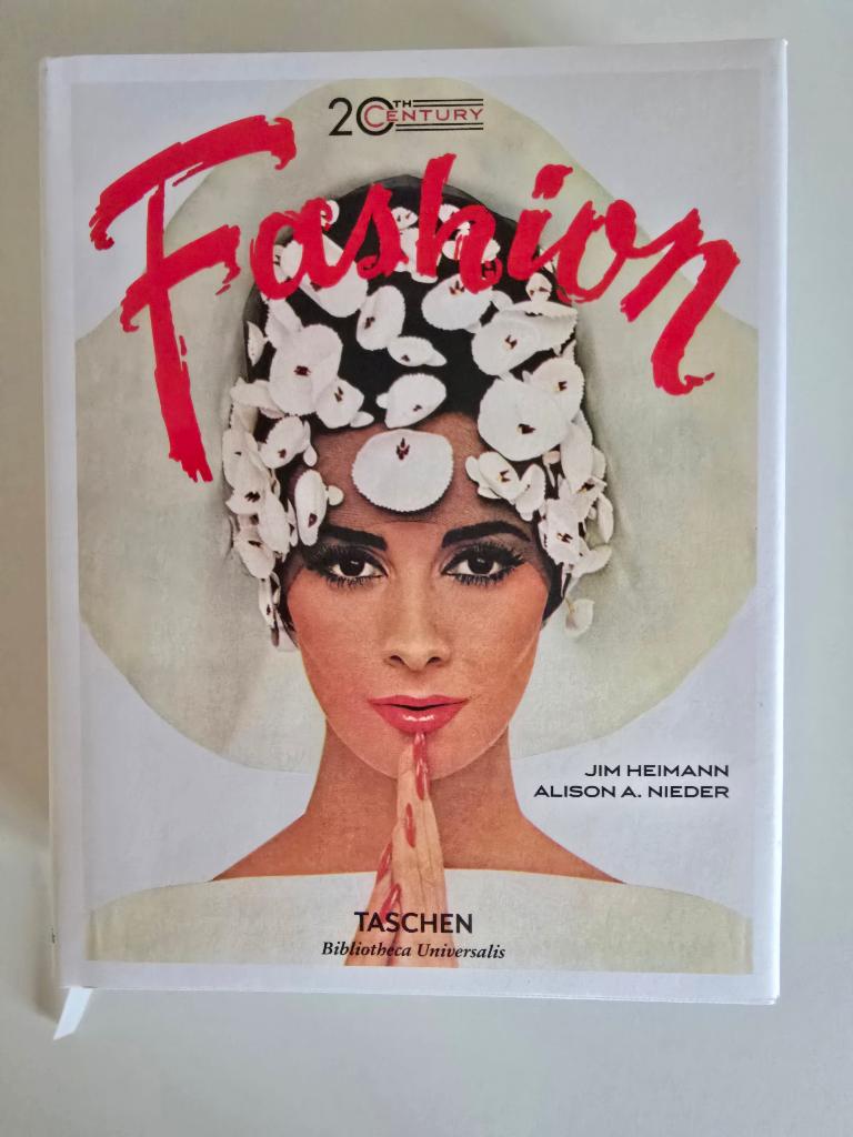 2 livres mode / fashion, Livres, Mode, Enlèvement, Comme neuf, Mode en général, Taschen