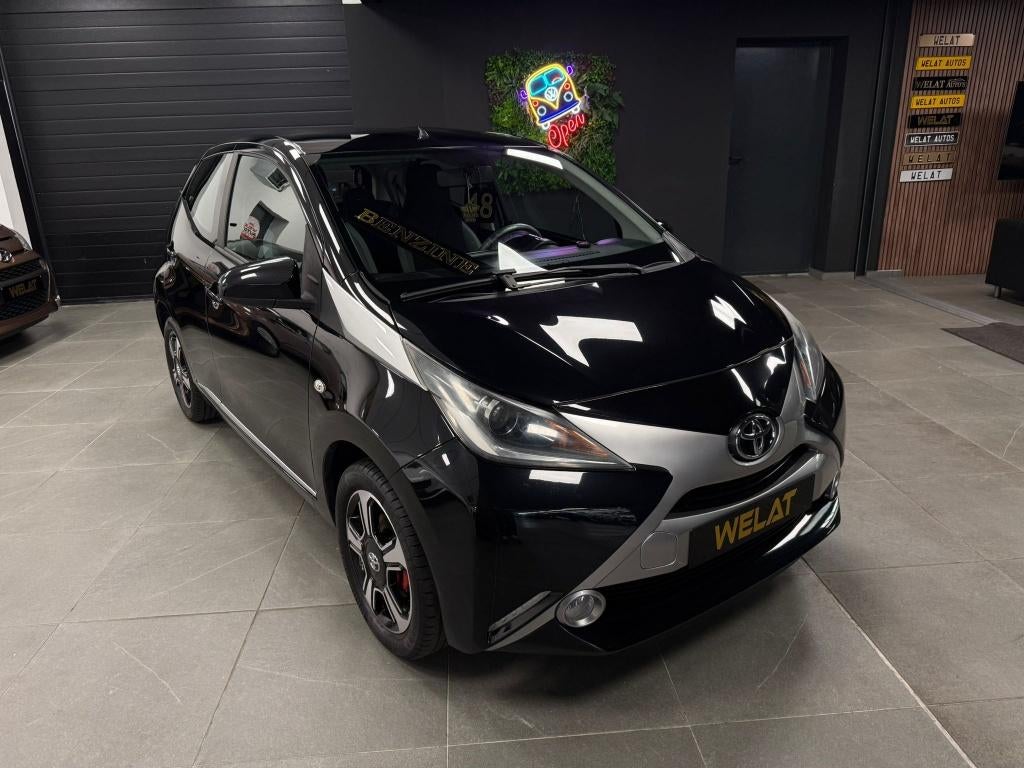 TOYOTA AYGO SPECIALE UITVOERING 2015 BENZINE 105.000KM, Auto's, Bluetooth, Zwart, Bedrijf, Handgeschakeld