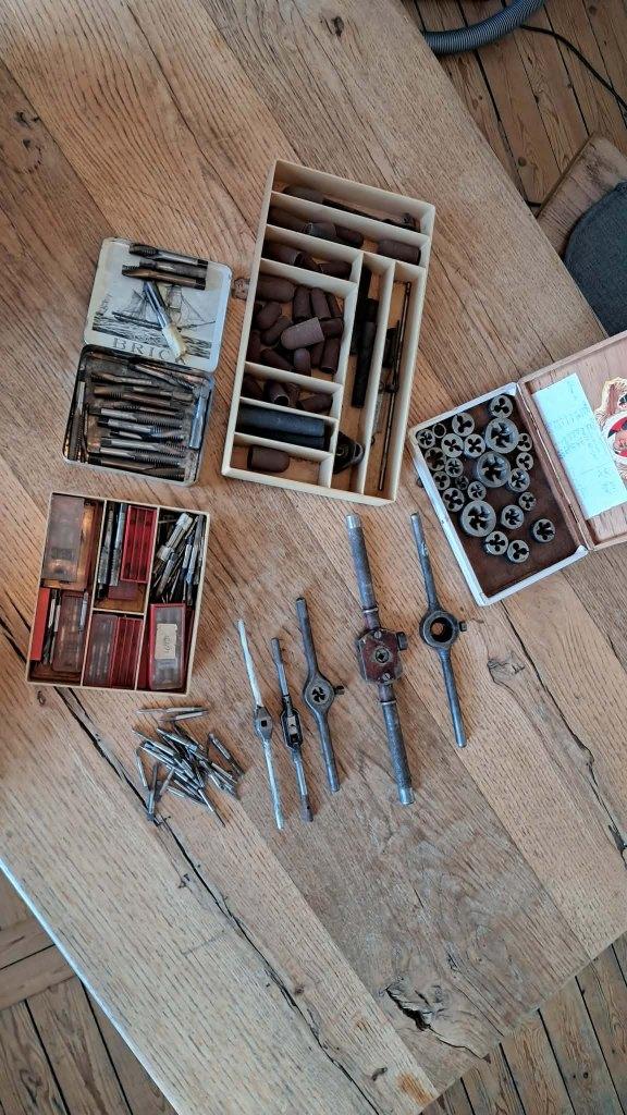 Important lot ancien de tarauds, filières, porte-filières, Ophalen