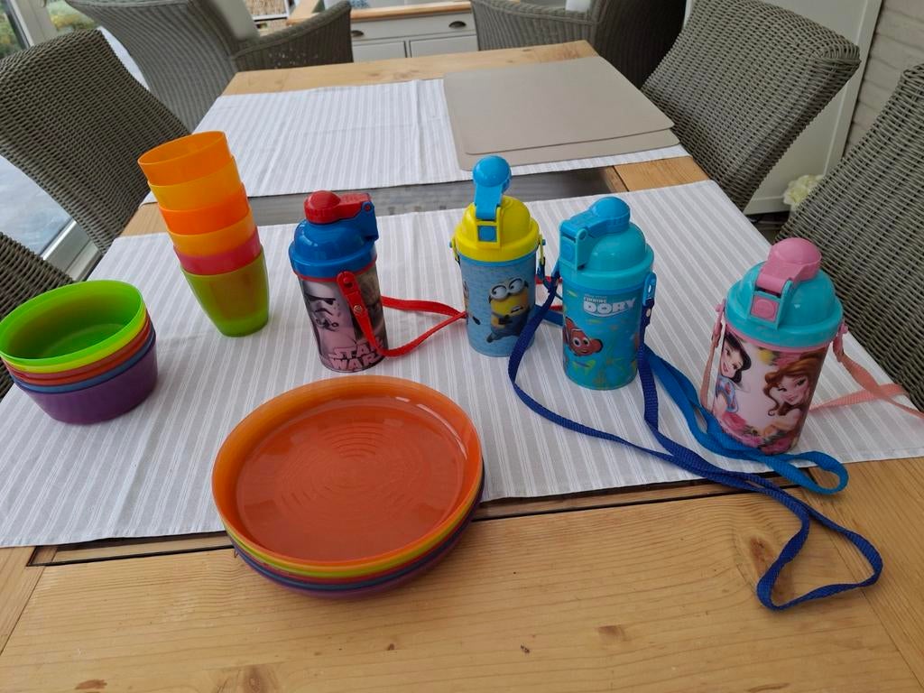 Bouteilles, bols, assiettes et gobelets en PVC, Enlèvement