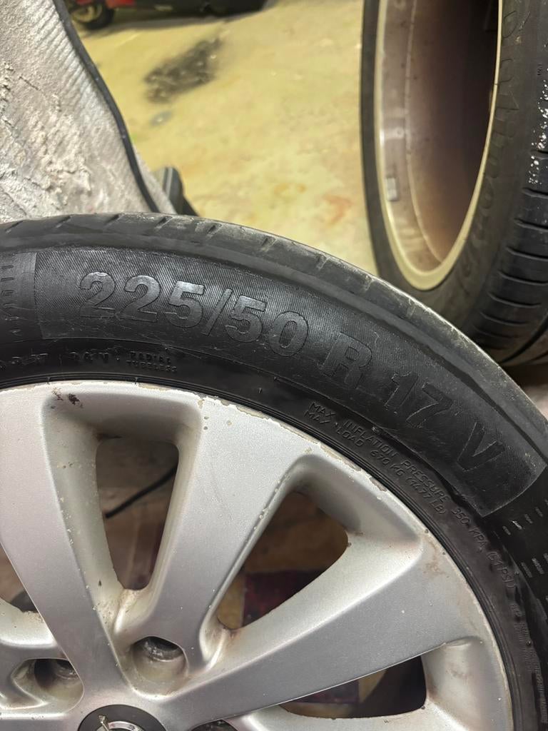 4 Opel Astra banden met velgen en 1 band zonder velg, Auto-onderdelen, Banden en Velgen, Ophalen, Gebruikt, Banden en Velgen, 17 inch