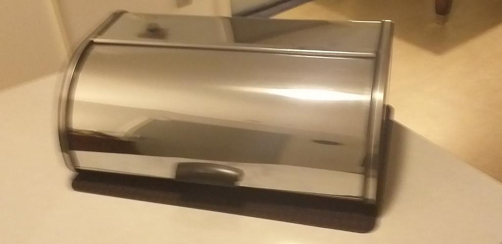 Broodtrommel uit oude tijd. Gekend Merk " Brabantia", Ophalen, Gebruikt, Overige materialen, Brabantia