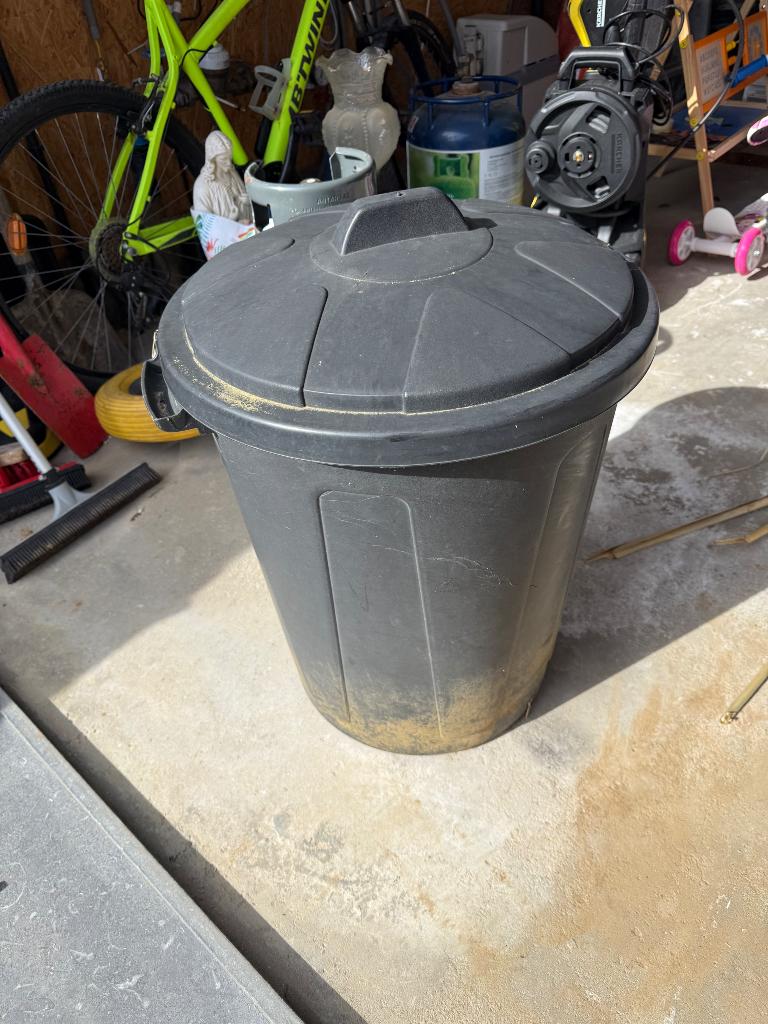 Poubelle de rue remplie de paille, Enlèvement, Comme neuf