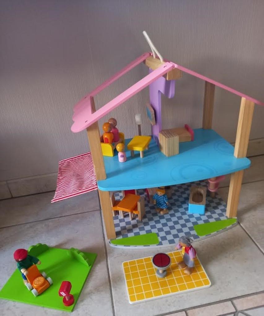 Houten poppenhuis met meubeltjes en poppetjes, Kinderen en Baby's, Ophalen of Verzenden, Zo goed als nieuw, Poppenhuis