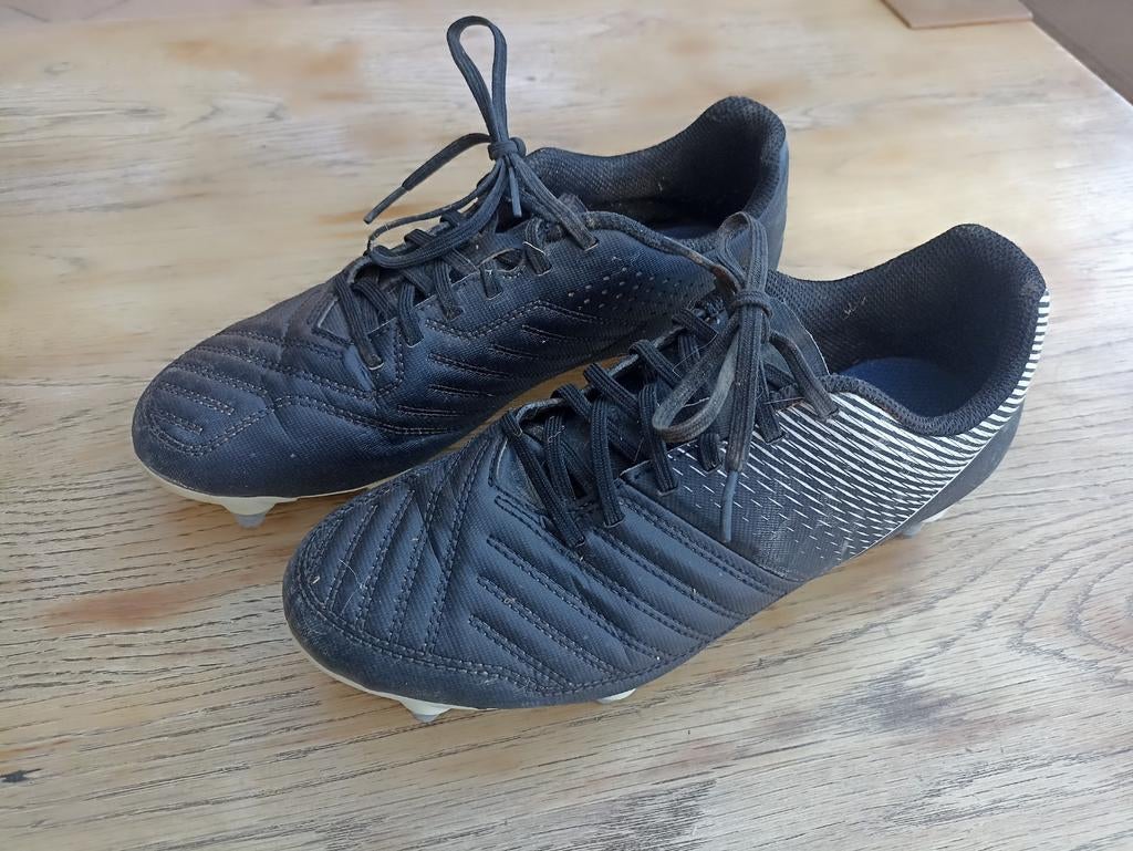 Chaussures de foot (crampons) Kipsta noires pointure 40, Enlèvement ou Envoi, Utilisé, Chaussures