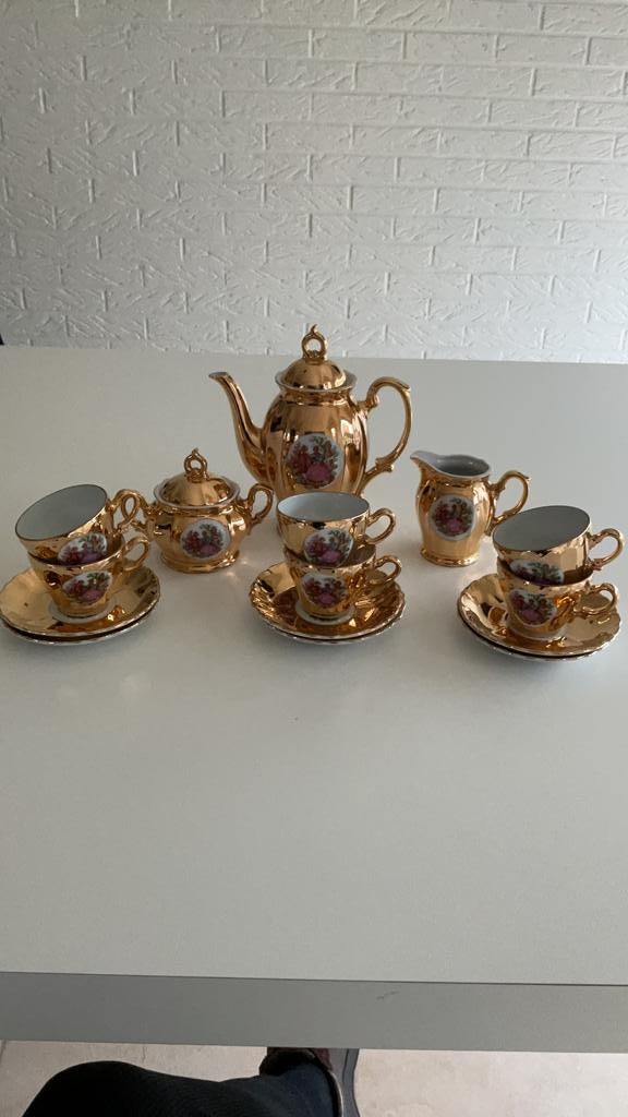Goudkleurig mokka servies, Ophalen