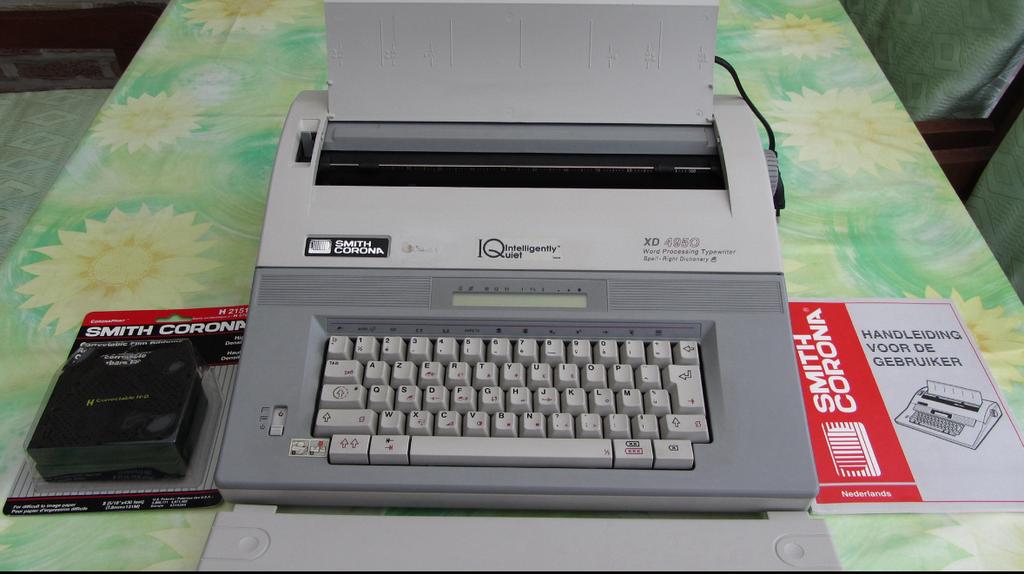 Machine à écrire électrique, Enlèvement, Utilisé, Impression noir et blanc, Imprimante