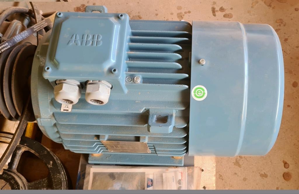 Moteur 10cv triphasé neuf avec poulies, Bricolage & Construction, Moteurs, Enlèvement, Comme neuf