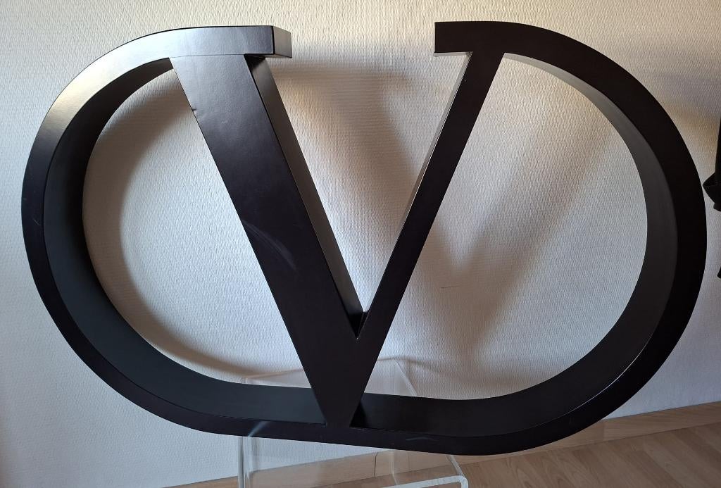 Valentino Garavani, Italy, shop display, zwart, 109 x 70 cm, Ophalen of Verzenden, Gebruikt, Reclamebord