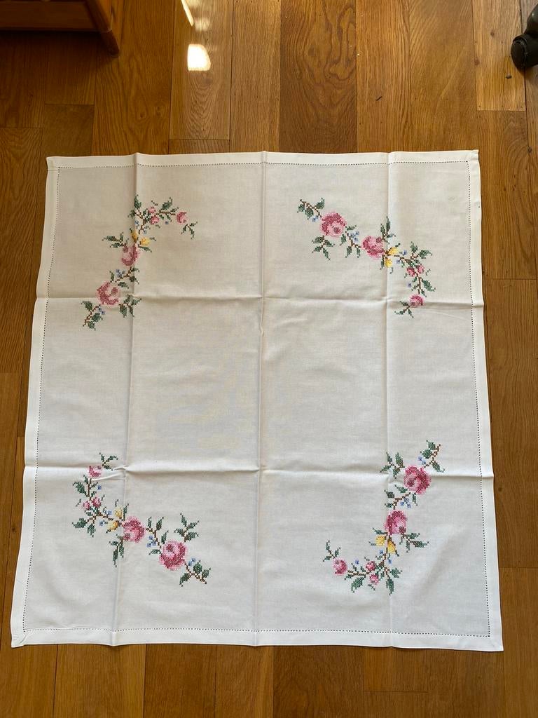 Vintage ecru tafelkleed met borduursels, Huis en Inrichting, Tafelkleden, Ophalen, Gebruikt, Rechthoek, Binnen