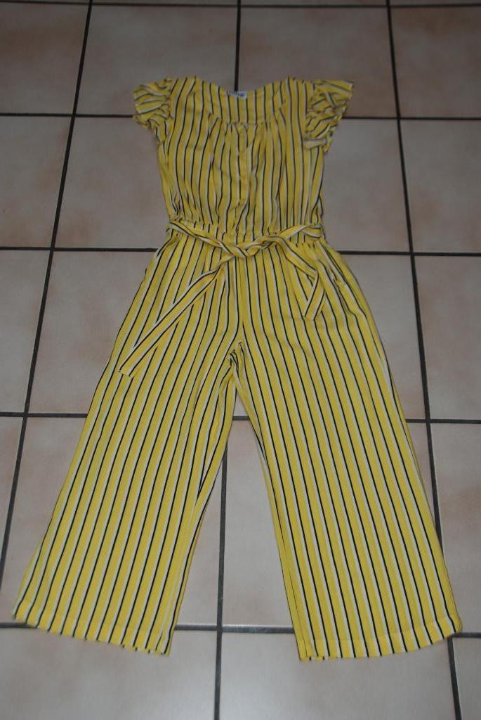 Jolie salopette jaune lignée avec volants T146cm comme NEUF, Pantalon, Enlèvement ou Envoi, BISSY, Comme neuf