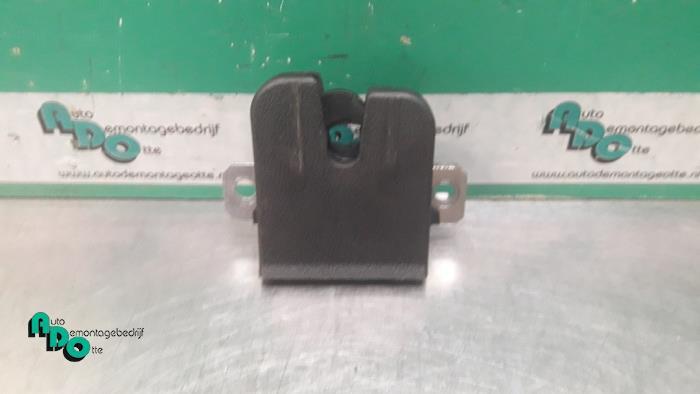 Slotmechaniek Achterklep van een Volkswagen Polo (Polo 01-), Auto-onderdelen, Carrosserie, Volkswagen, Gebruikt, 3 maanden garantie