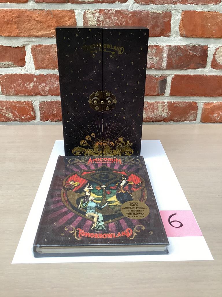 TOMORROWLAND 2017 " AMICORUM SPECTACULUM " 3-CDSET + CASE, CD & DVD, Enlèvement ou Envoi, Comme neuf