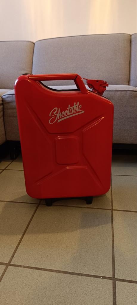 Rode metalen jerrycan koffer, Ophalen