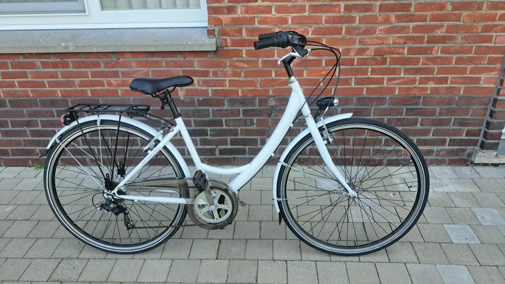 Witte dames en of meisjesfiets 28 inch, Fietsen en Brommers, Ophalen, Zo goed als nieuw, Versnellingen