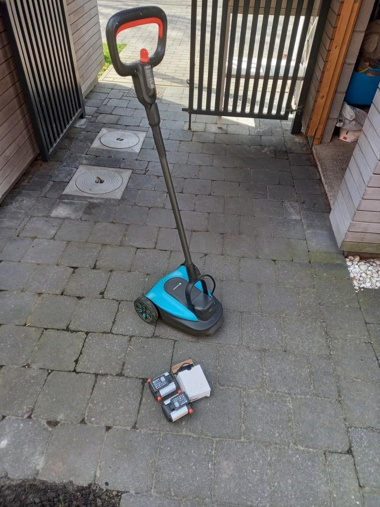 Gardena grasmaaier compact inclusief lader en twee accu's, Tuin en Terras, Ophalen, Accu