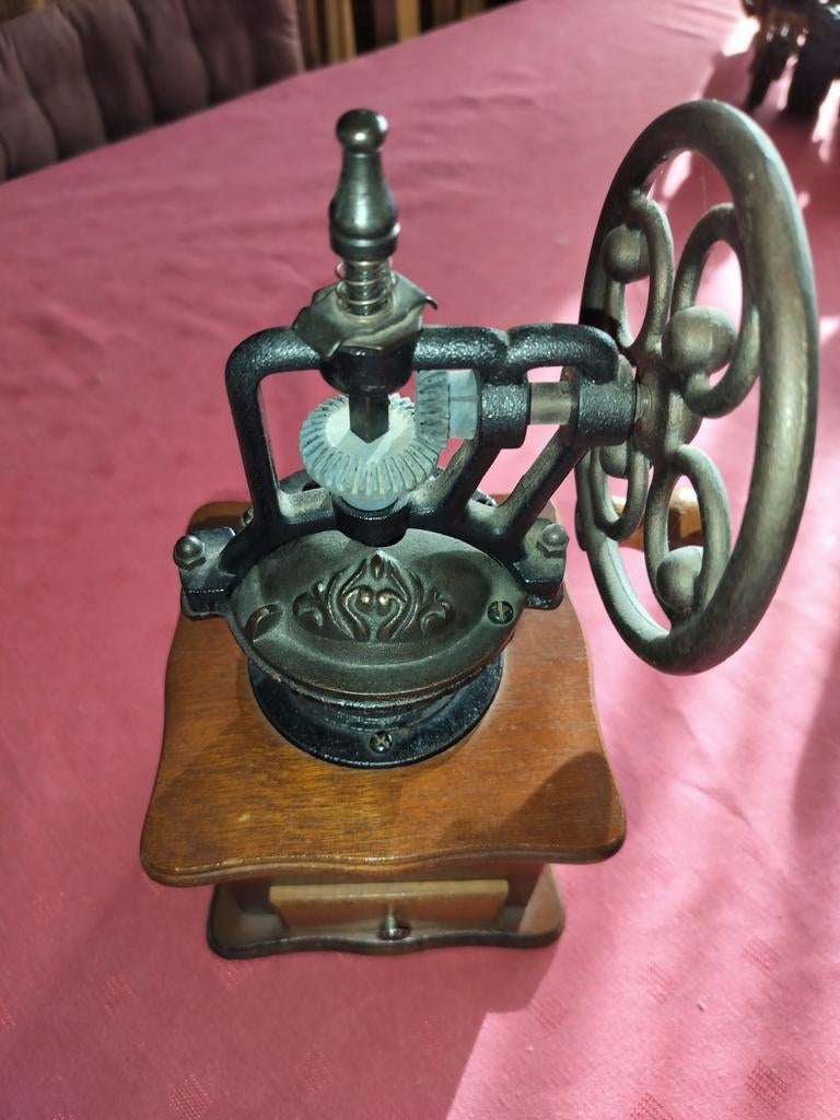 Oude. Coffee molen, Antiek en Kunst, Antiek | Keukengerei, Ophalen