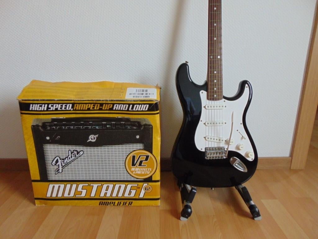 Squier (Fender) Stratocaster + FENDER Mustang I V.2 Amp ., Ophalen, Fender, Nieuw, Met versterker