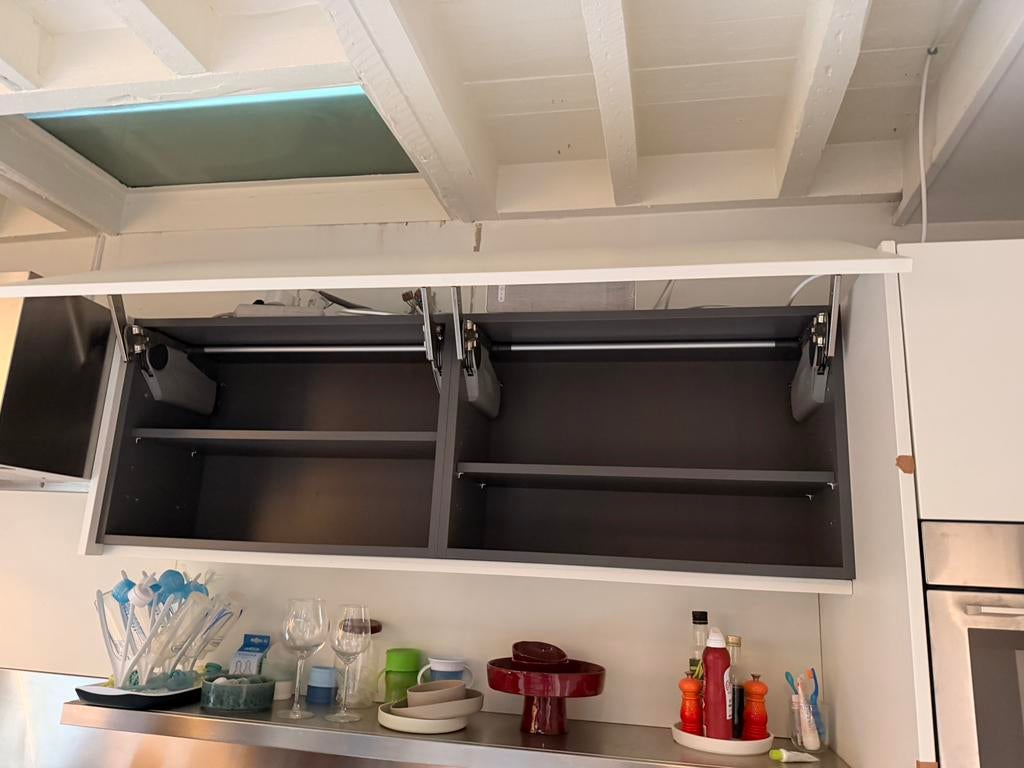 Degelijke zwende keukenkast met liftdeur, Ophalen, Zo goed als nieuw