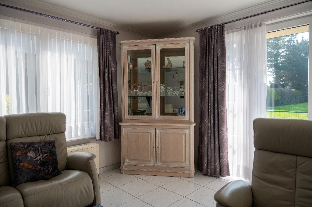 Vitrinekast in lichte houtkleur – zeer mooie staat, 25 à 50 cm, Avec tablette(s), Comme neuf, 100 à 150 cm