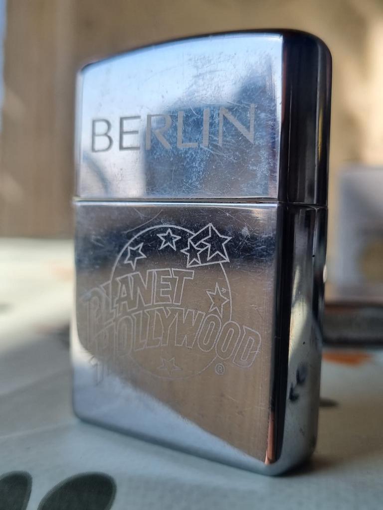 Briquet Zippo Berlin Planet Hollywood - 1999, Collections, Envoi, Comme neuf, Briquet