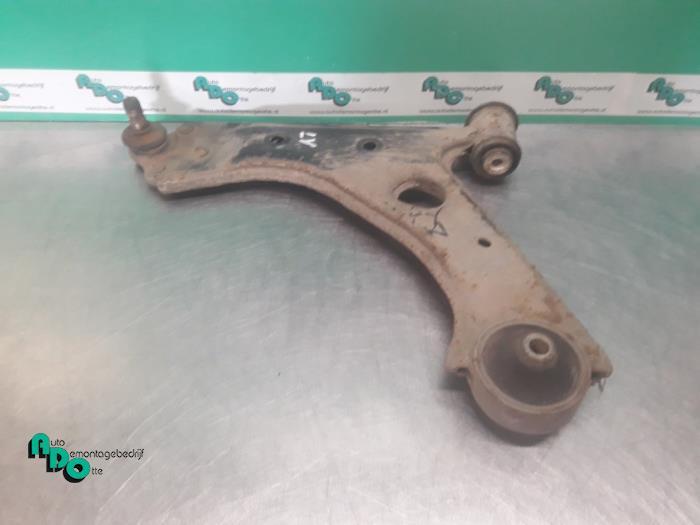 Bras de suspension avant gauche d'un Opel Corsa (Corsa D 07-, Autos : Pièces & Accessoires, Suspension & Châssis, Opel, Utilisé