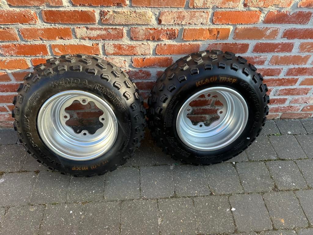 Verschillende setten Quadbanden op velgen.