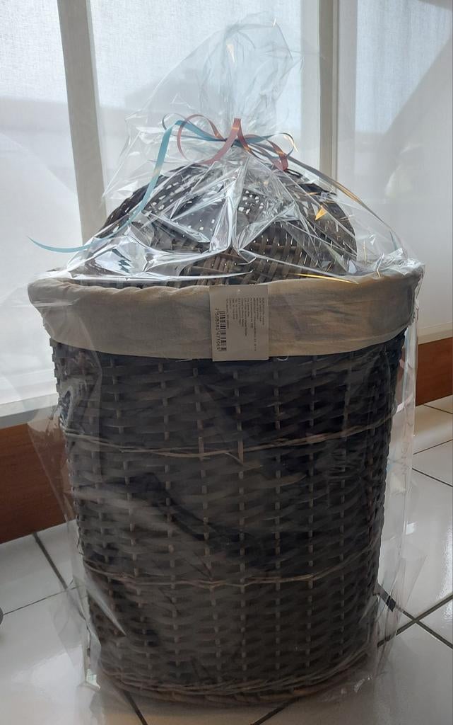 3 rieten manden met deksels, Ophalen