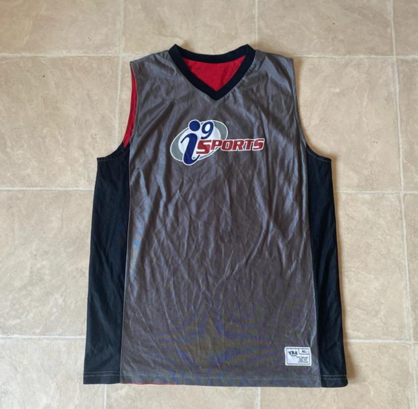 Maillot de basket réversible i9 Sports - Gris/Noir/ Rouge, Sports & Fitness, Enlèvement ou Envoi, Comme neuf