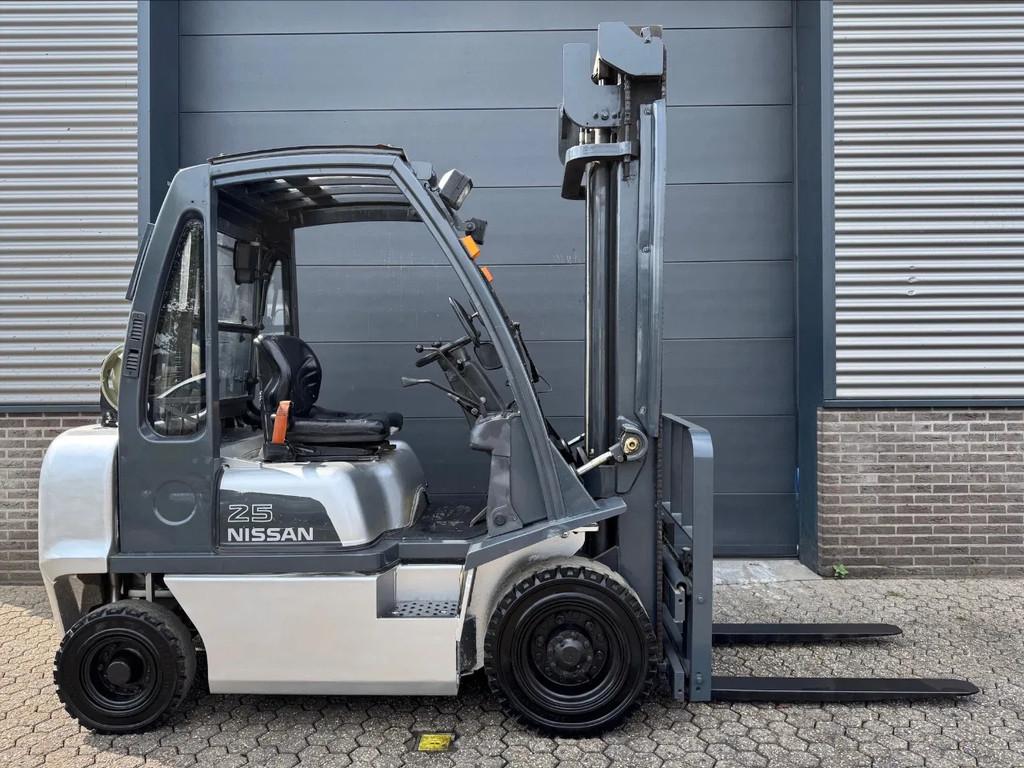 Nissan UD02A25PQ 2,5 ton LPG heftruck (bj 2008), Zakelijke goederen, Machines en Bouw | Heftrucks en Intern transport, 2000 tot 3000 kg