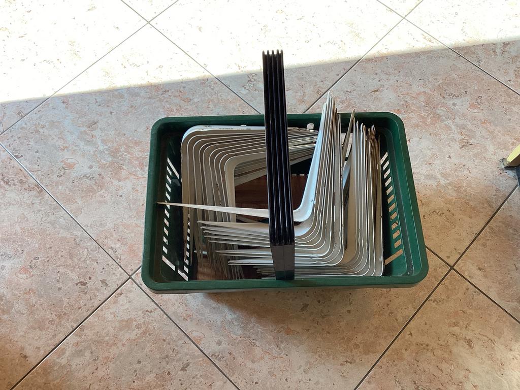 Bak met 49 winkelhaken samen, Ophalen