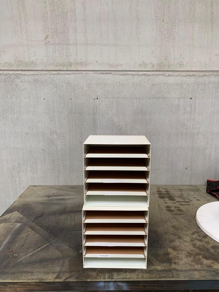 Twee folderrekken, Huis en Inrichting, Woonaccessoires | Krantenbakken en Lectuurbakken, Ophalen