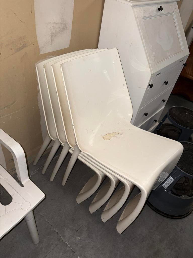 4 chaises en plastique dur, Enlèvement, Utilisé