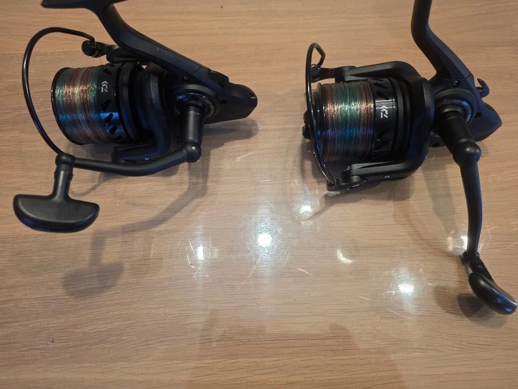 2 moulinets à carpe DAIWA Black Widow 5000 LDA, Enlèvement ou Envoi, Comme neuf, Moulinet