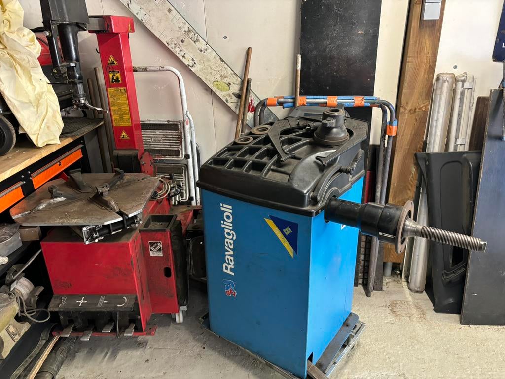 Machine à pneus -equilibreuse, Enlèvement, Utilisé